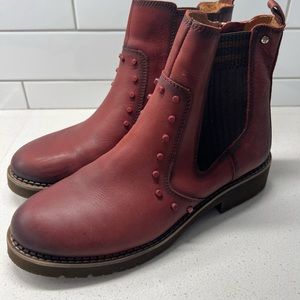 Pikolinos maroon boot with stud detail